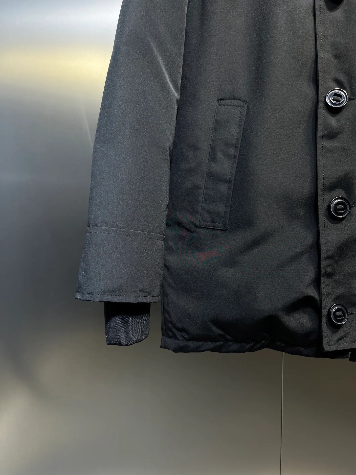 P860 Canada Goose model 06, the same model as the famous star, men's and women's models, with cold-proof flannel on the collar, which is close to the head and neck, comfortable and warm! The fabric is made of high-density nano-level waterproof fabric, which is windproof and wear-resistant and has a certain thickness! Seamless threaded cuffs! Avoid hard knots! It doesn’t matter how low the temperature is this winter, one piece is enough. I’ll give you the wind and temperature! Contains pure duck down, sufficient quantity, unique fashion design + waterproof craft fabric + big brand YKK double zipper pullers, real photos, upright style quality, regardless of the external standard and the internal content, you can feel free to compare it with the softer, easier to wrinkle and lighter version on the market!  size：s-xxl